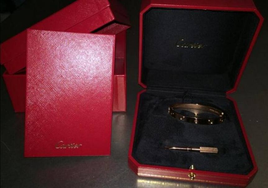 L&#39;ex moglie di Maxi Lopez invece si  fatta ringraziare per qualche pacchetto firmato Cartier: braccialetto, orologio, etc... A quanto pare l&#39;ex Samp ha apprezzato parecchio